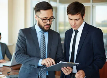 Provides expertise on legal matters and compliance. - 问鼎h5